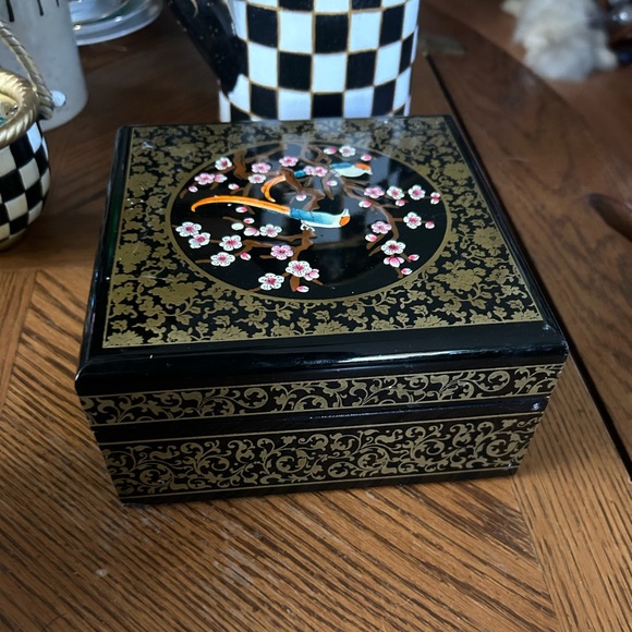 Vintage Black Lacquer Jewelry Box - Picture 9 of 12